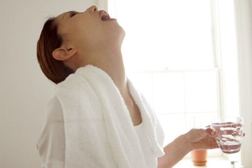 chăm sóc răng miệng bằng muối hồng himalaya